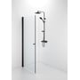 CONTURA SHOWER Space svingdør med klart glas og matsort profil monteret ved siden af et sort brusesæt.