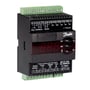 Danfoss AK-CC 350 køle-apparatstyring med 230V forsyning og display, der viser røde tal. Mange terminaler til tilslutning af kabler og sensorer ses tydeligt.
