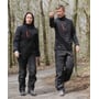 Lyngsøe Rainwear-regnbukser i sort, størrelse S, ses i brug på to personer, der går på en skovsti.