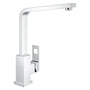 Grohe Eurocube køkkenarmatur i krom med L-tud og elegant 1-grebs betjening på hvid baggrund.