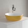 Villeroy & Boch Artis håndvask i gul BiColour, 43 cm rund bordvask uden hanehul på et hvidt møbel med en krom vandhane.