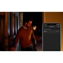 Philips Hue Turaco udendørs søjle kan indgå i en lysrutine, vist med en app ved en mand, der forlader hjemmet.