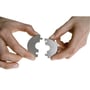 To hænder samler to Pipecon-arm Click-one-two roset mellemstykker til 16 mm rør, der former en dobbeltroset.