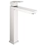 Grohe EuroCube håndvaskarmatur med 180mm tud, i skinnende krom og med et stilrent, firkantet design på hvid baggrund.