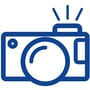 Blå silhuet af et digitalkamera med blitz, der symboliserer anvendelse af batterier.