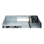 Det åbne Chieftec UNC-210T-B-U3-OP-rack set skråt ovenfra med indvendige blæsere og udvidelsespladser.