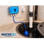 Watertec højvandsalarm 50-028 monteret ved en brønd med den blå niveauvippe sænket ned i vandet.