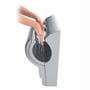 Dyson Airblade dB AB14 håndtørrer set fra siden, mens hænder føres ned i åbningen for at blive tørret.