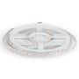 V-Tac LED-strip i rød variant ligger rullet på en hvid spole med ledning synlig øverst.
