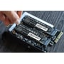 Verbatim Vi3000 intern M.2 NVMe-SSD ses monteret på et bundkort, mens en skrue spændes fast.