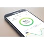 Airthings Wave Mini luftkvalitetsmålerens app på en telefon viser en grøn TVOC-måling og en historisk kurve.