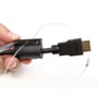 Hånd der holder en Deltaco HDMI adapterring, viser HDMI hun-stikket og wire-tilslutningen.