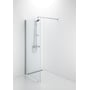 Contura Shower Space SFNK 700 fast brusevæg med klart 6mm hærdet glas og mat aluminiumsprofiler, vist i et hjørne med brusehoved og termostat.