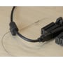 Detaljeret billede af Deltaco HDMI adapterringens samling med en wire og et beslag med skruer.