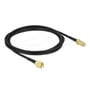 DeLock LMR100-antennekabel på 2 meter ligger oprullet med det guldfarvede RP-SMA-stik og jack synlige.