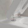 Undersiden af den hvide Villeroy & Boch Subway 2.0 toiletskål med synlige monteringsdele.