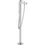 Hansgrohe Finoris gulvstående kar- og brusersøjle i skinnende krom med et 210mm fremspring og integreret håndbruser på hvid baggrund.