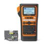 Brother PT-E310BTVP labelprinter med tastatur, baggrundsbelyst display og TZe-tape med gul baggrund til 18mm tape.