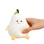 En hånd trykker på den bløde silikone på den hvide, pæreformede MOCHI natlampe.