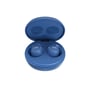 Et par blå JVC Gumy Mini True Wireless earbuds placeret i deres åbne opladningsetui med indgraveret 'L' og 'R'.