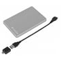 Verbatim Store ’n’ Go ALU slim ekstern harddisk på 1 TB i sølv set skråt med USB-kabel og USB-C-adapter ved siden af.