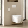 Viconnect M200-betjeningsplade fra Villeroy & Boch ses monteret over et toilet sammen med en fjernbetjening.