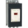 Nærbillede af Schneider Electric Altistart 22 softstarter kontrolpanel med display og knapper, samt tilslutningsklemmer til styring.