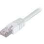 Nærbillede af RJ45-stikket på et Deltaco 0,3m Cat6 patch kabel, fremstillet i hvidt LSZH materiale.