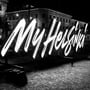 Et stort, belyst neon-lignende skilt med teksten 'My Helsinki' oplyst af V-TAC LED moduler i sort-hvid.