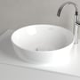 Villeroy & Boch Artis 4179 håndvask set skråt oppefra med kromfarvet vandhane ved siden af.