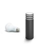 Philips Hue Lucca udendørs piedestal i antracit står ved siden af den hvide Hue White-pære med E27-fatning.