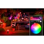 En udendørs fest med Philips Hue Calla pullerter, der lyser op i røde og gule farver, styret via en app.