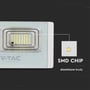 Nærbillede af V-TAC LED projektørens front med tydelig visning af SMD-chips og information om aluminiumskroppen.