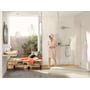 Moderne badeværelse med Hansgrohe Raindance Select S 120 krom håndbruser, kvinde i morgenkåbe.