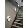 Flindt Væg Ø400 LED-DA lamper monteret på væggen ved siden af en trappeopgang i en moderne bygning.