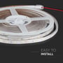 V-TAC LED-strip ligger rullet på spolen, set tæt på med tilslutningsledningen synlig øverst.