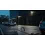 Sort Ansell Lighting WOLF væglampe med skumringsrelæ monteret på bygningsfacade om natten, oplyser en parkeringsplads.