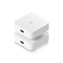 To Ubiquiti UniFi Express 7 Wi-Fi-routere i hvid står oven på hinanden med skærmene synlige på fronten.