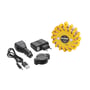 Ironside gult genopladeligt advarselslys med 16 LED fylder mest, mens opladerne, USB-kablet og magnetfoden ses ved siden af.