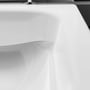Nærbillede af det hvide, glatte porcelæn på et Hansgrohe EluPura Q væghængt toilet, der viser den kurvede overflade.