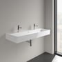 Villeroy & Boch Memento 2.0 håndvask, 120 cm bred, hvid porcelæn, monteret på væg med to krom armaturer og synlig vandlås.