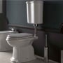 Lavabo Contea Retro toilet monteret i et mørkt retrobadeværelse med lav cisterne og kromrør.