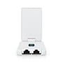 Ubiquiti UniFi Travel Router Long-Range åbnet som stander med statusdisplay og to Ethernet-porte vendt frem.