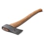 Hultafors skovøkse på 1500 gram med et sandblæst, klarlakeret hoved og et svunget, lyst hickory træskaft.