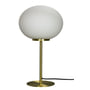 Dyberg Larsen Queen bordlampe med opal glasskærm og messing fod, H50cm, Ø30cm, hvid baggrund.