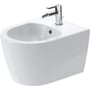 Duravit ME by Starck Compact væghængt bidét i hvid med synligt kromarmatur, set mere forfra.