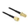 DeLock LMR100-antennekablets to guldfarvede stik ses tæt på: RP-SMA plug og jack på det sorte kabel.