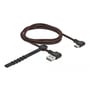 Sammenrullet Delock Easy-USB 2.0 kabel med 1m længde og vinklede USB-A/USB-C stik, fastgjort med velcrostrop.