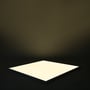 LEDlife LED-panelet lyser, mens det ligger fladt, og viser sin store, ensartet oplyste kvadratiske flade.