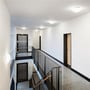 Steinel RS PRO LED P3 armaturer monteret i en moderne boligkorridor med trappe og elevator.